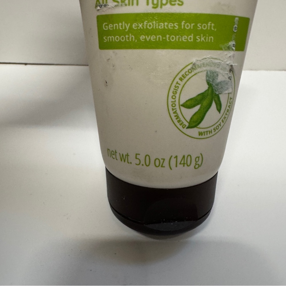 Aveeno Positively Radiant Brightening Scrub 5 OZ - Picture 2 of 3